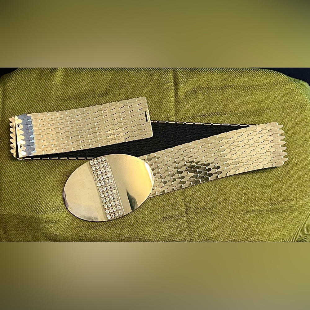 1970’s Vintage Fish Scale Elastic Belt with large Oval Clear Rhinestone’…